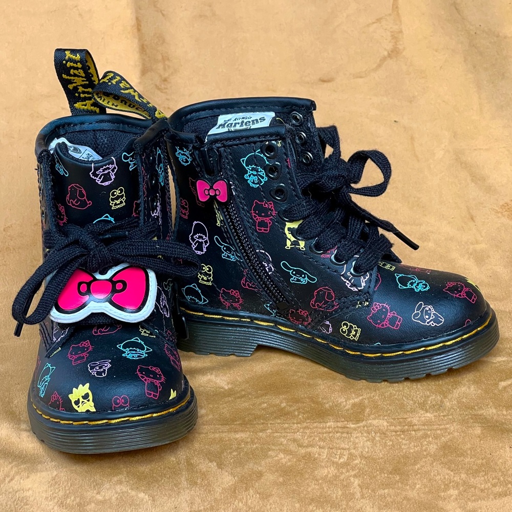HELLO KITTY & FRIENDS 1460 LEATHER LACE UP BOOTS
